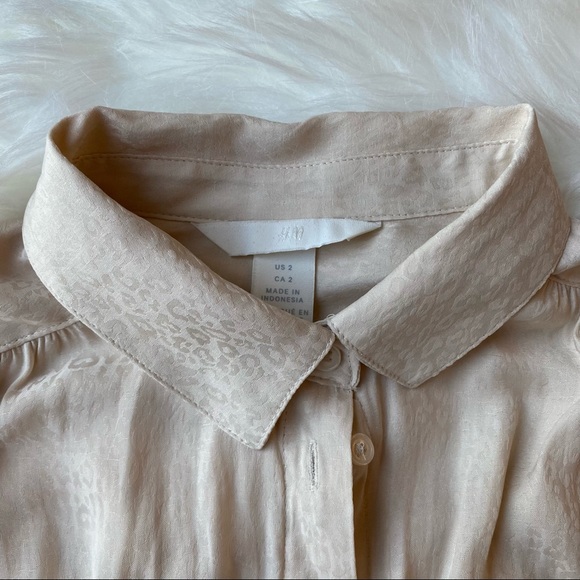 Cream colored blouse with subtle leopard print - Picture 4 of 7